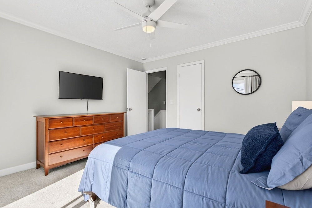 Luna By The Sea / 238 Brunswick Ave West 3 Bedroom Home