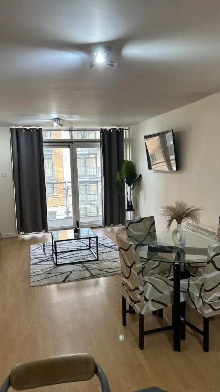 Spacious 1-bed Apartment in London sea View