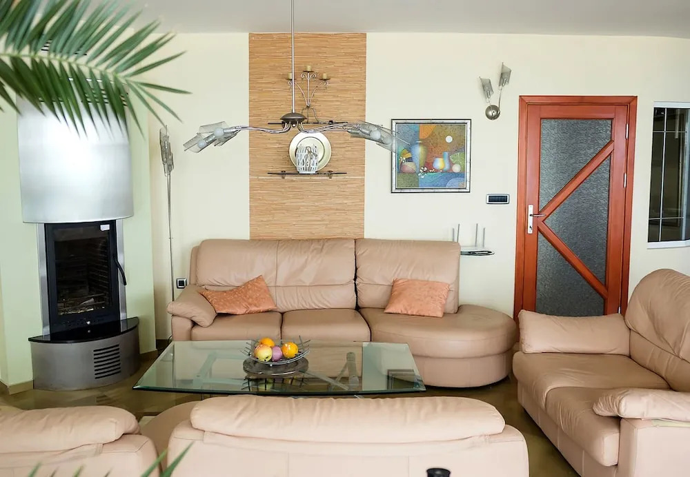 FM Deluxe 2-BDR Apartment - Varna Port