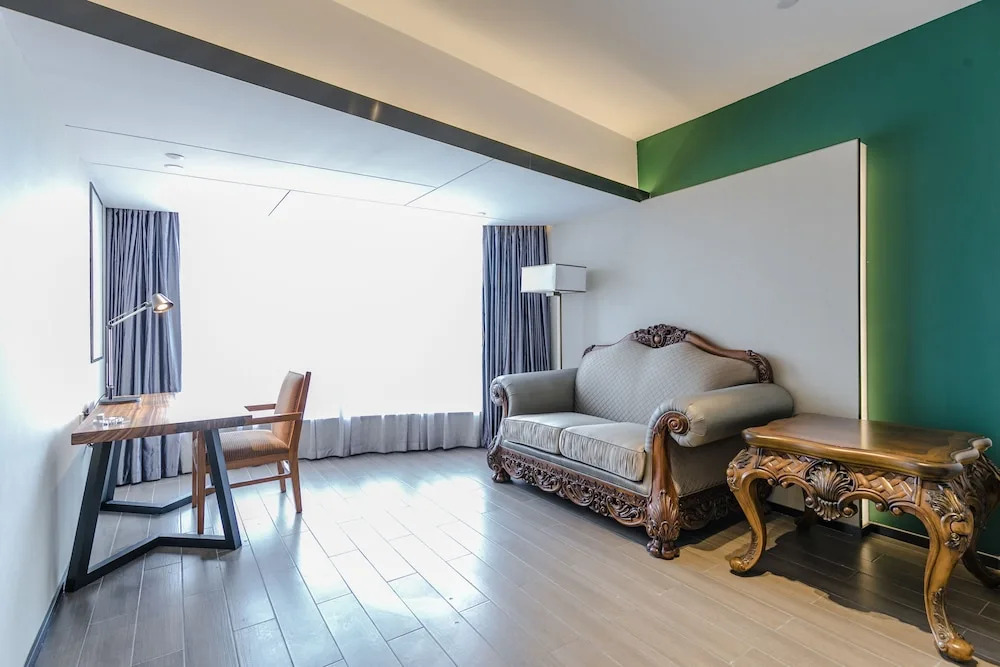 Pesht Premier Hotel