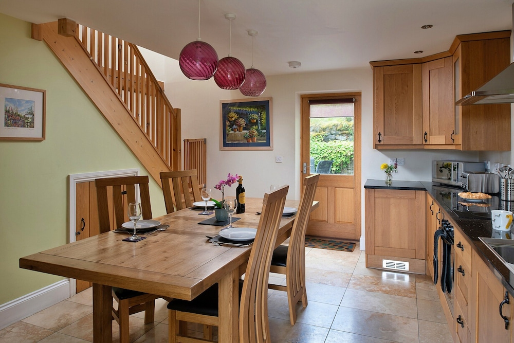 Cottage in Conwy With Hot Tub & Mountain Views