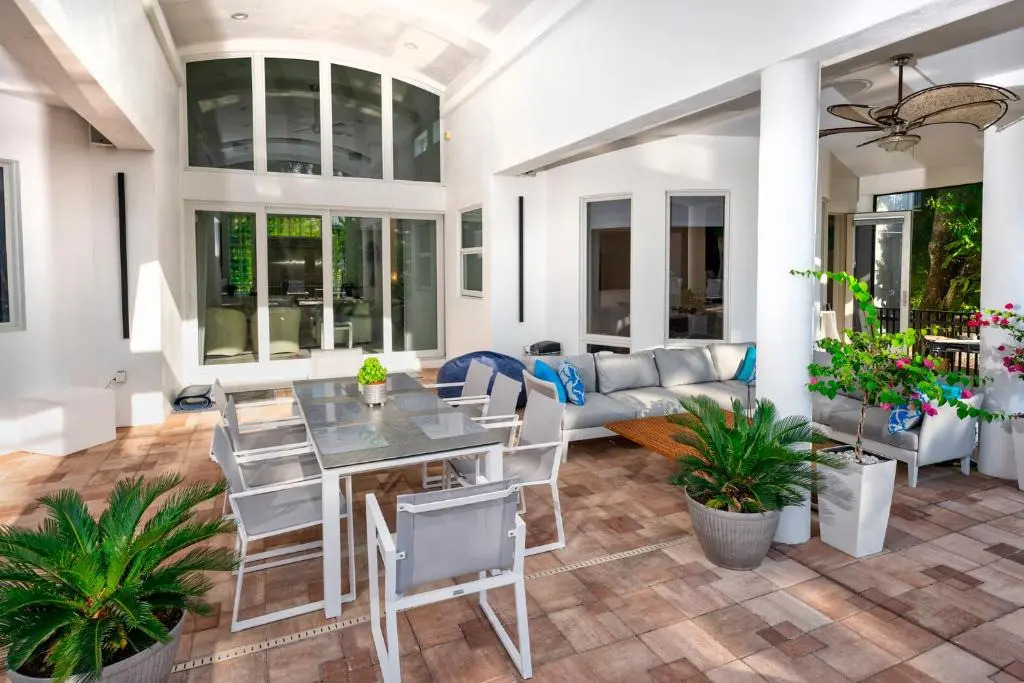 Luxury Villa 4 bed 4 bath on canal access to the Golf 40 min, beach 8 min away