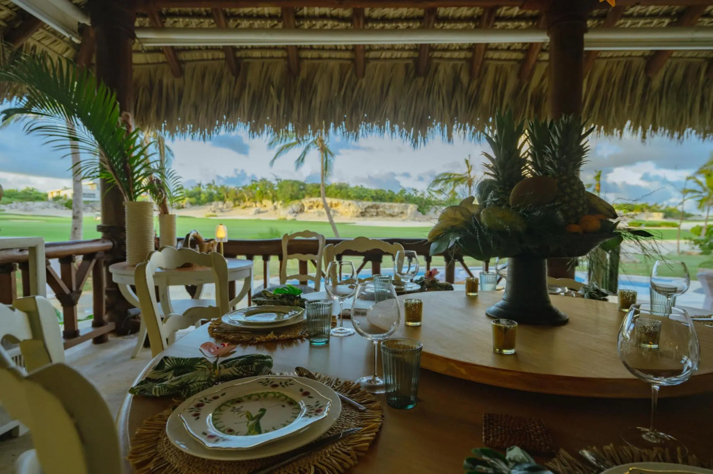 Unique Haven Free Access to Eden Roc Beach Club