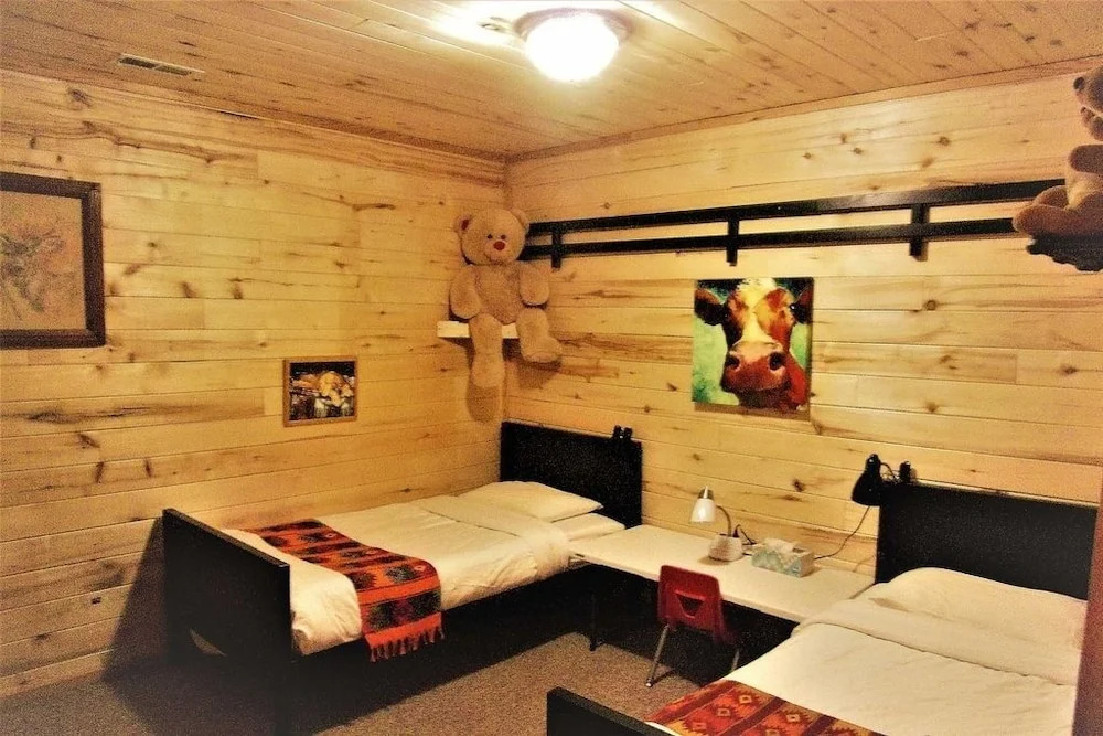 Secluded W/ Game Room & Huge Wraparound Deck 3 Bedroom Cabin