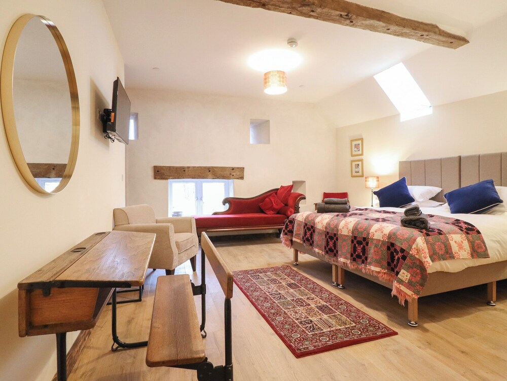 Godre'r Gyrn, Plas Moelfre Hall Barns