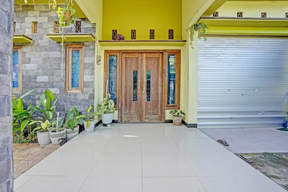 Hotel O Desa Wisata Alam Gosari