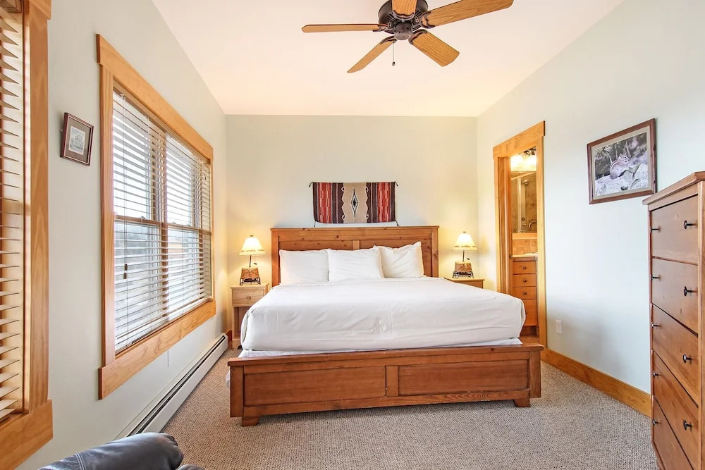 Mount Chapin S4 2 Bedroom Condo by RedAwning
