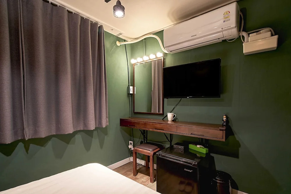 BUTLER:LEE HONGDAE-Caters to Women