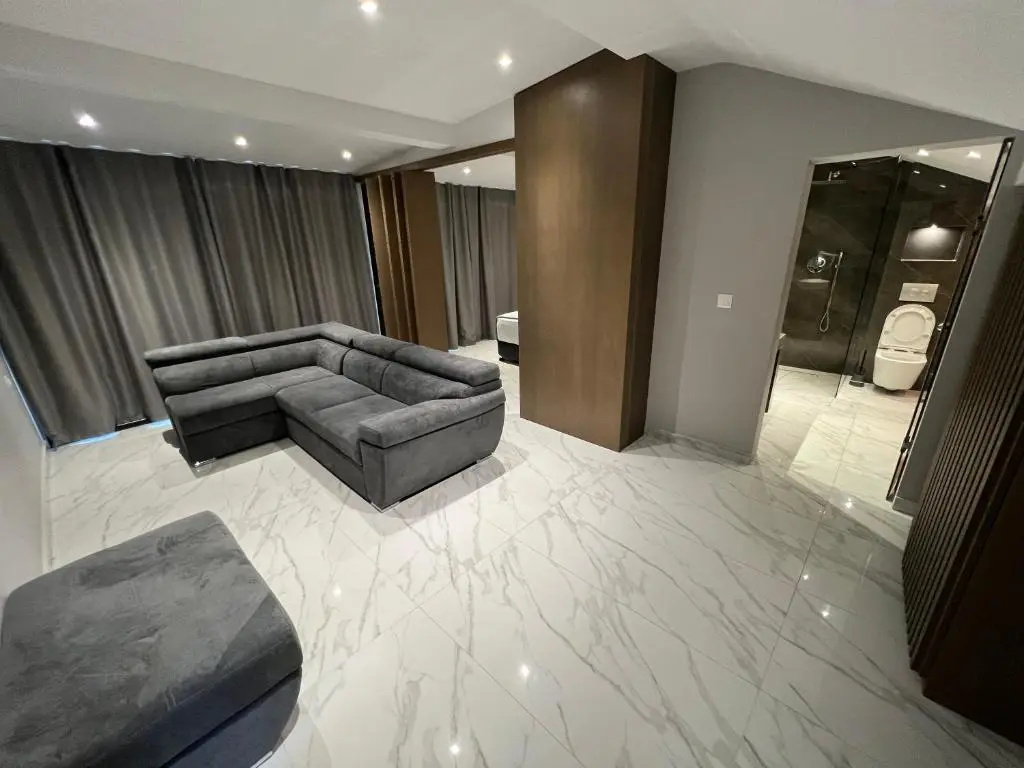V luxury Suites