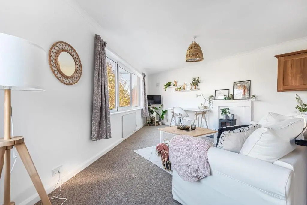 2 Bed in Historic Tonbridge - 35 Mins From London