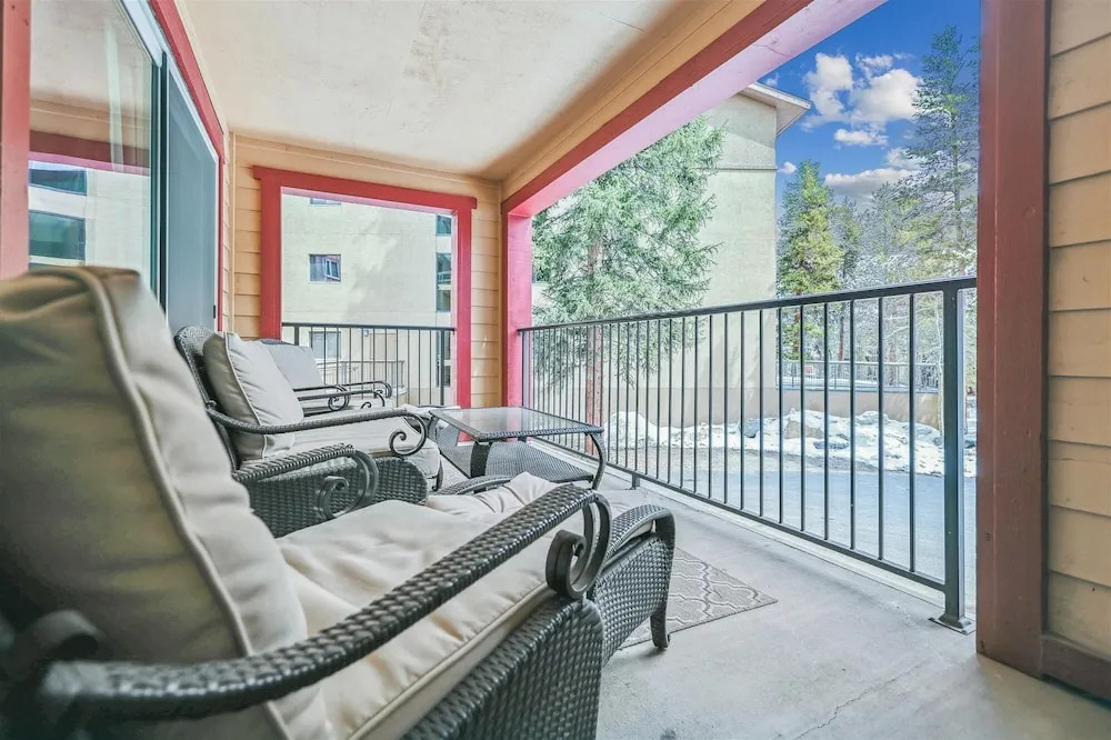 Snodallion 25 - Walk to Slopes/Walk to Town by RedAwning