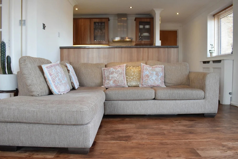 2 Bedroom Apartment With River Views Near Canary Wharf and City