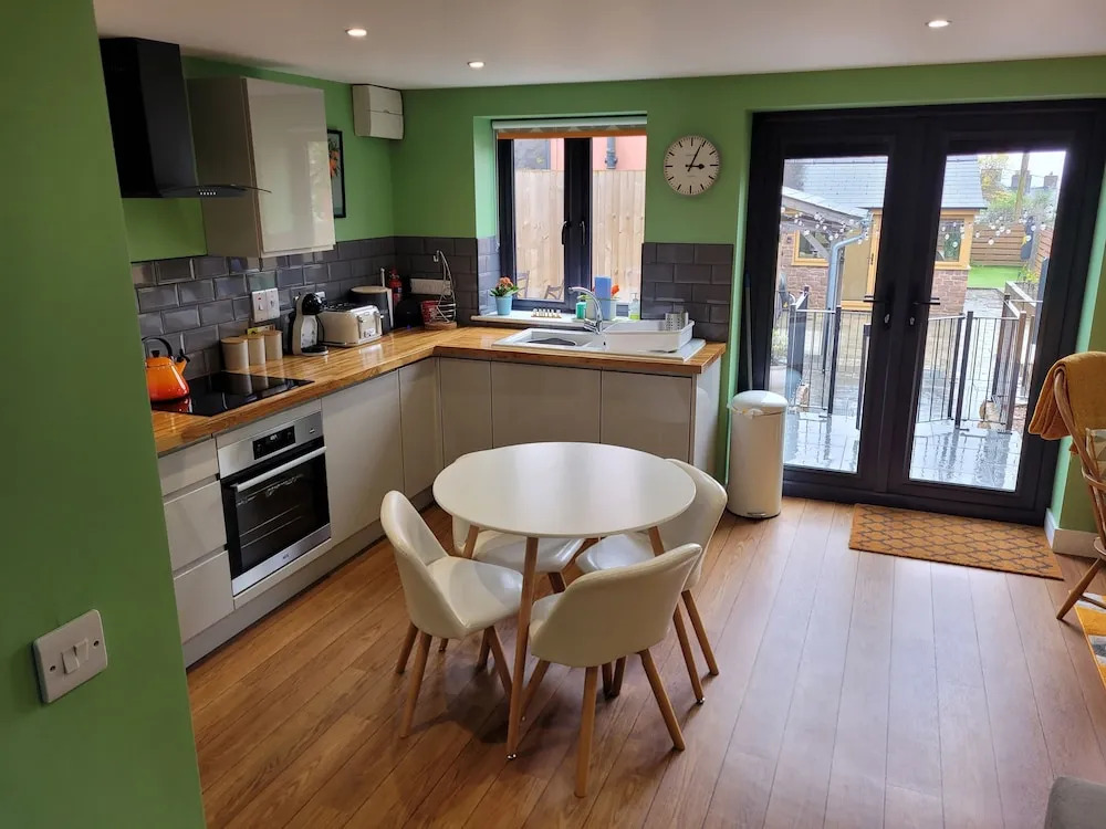 Forest Cedar Lodge, Cinderford, Sleeps 4