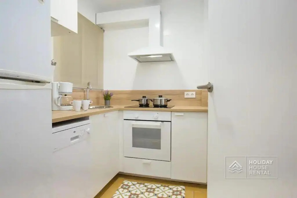 Cosy 3-bedroom apartment for 6-8 people just 50m from the beach