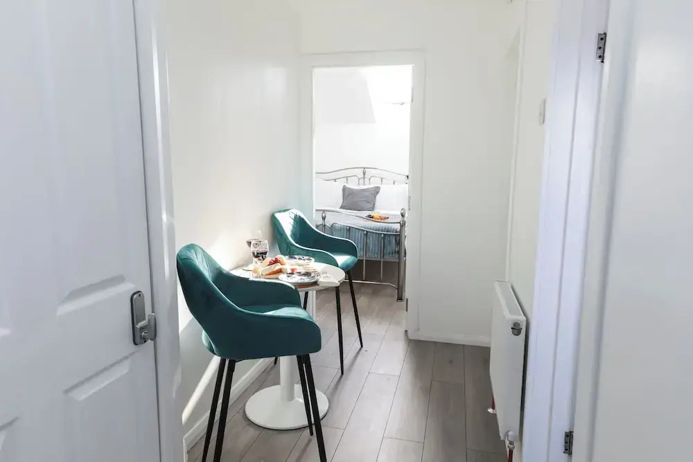 4 Guests - 2 Bedrooms - City Escape Retreat
