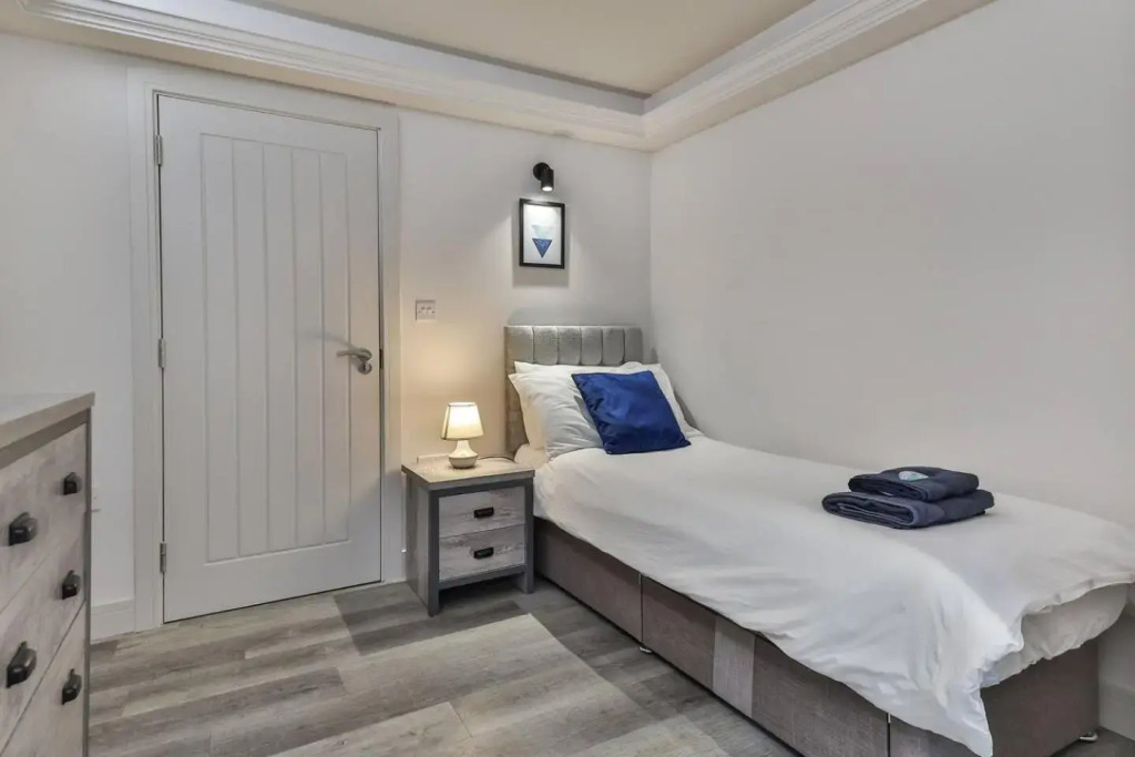 Large, Modern Apartment with En-suites, Wifi, Parking