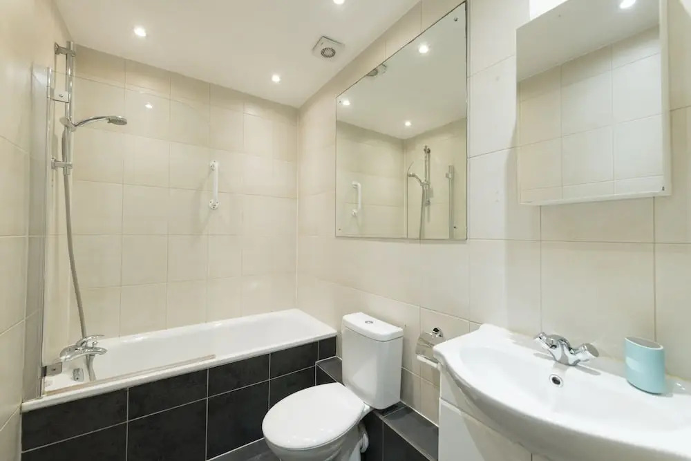 Fresh 2 Bedroom Flat in Victoria - Zone 1