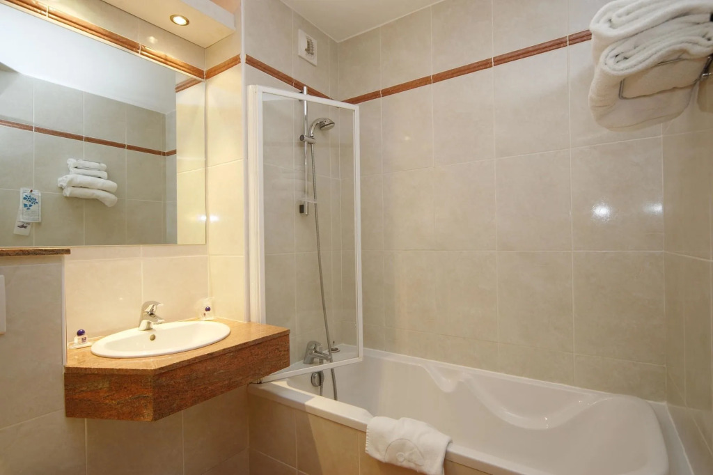 Brit Hotel Confort Nîmes Ouest - A9 sortie 25