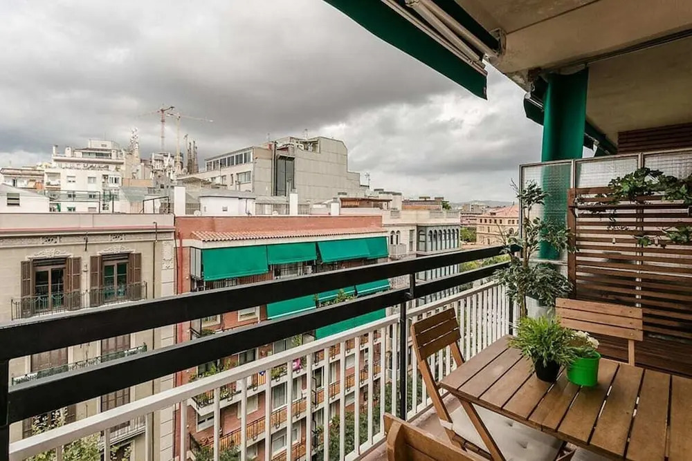 Elegant 3 Bed With Views of Sagrada Familia