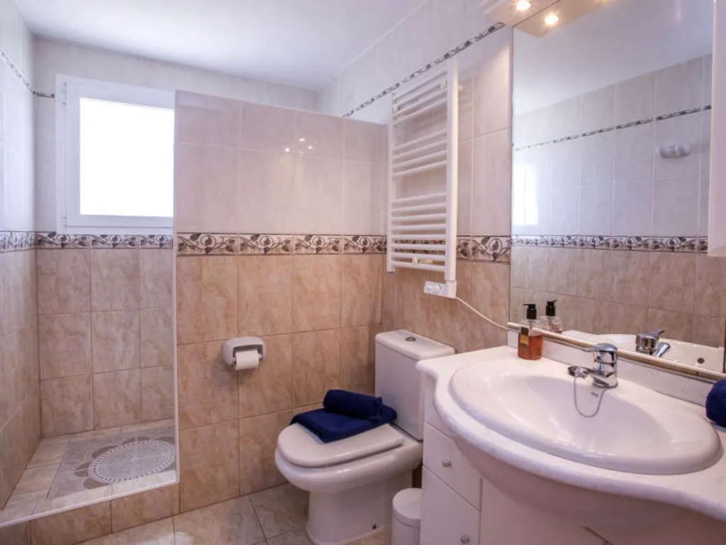 House Ruisenor Falcone