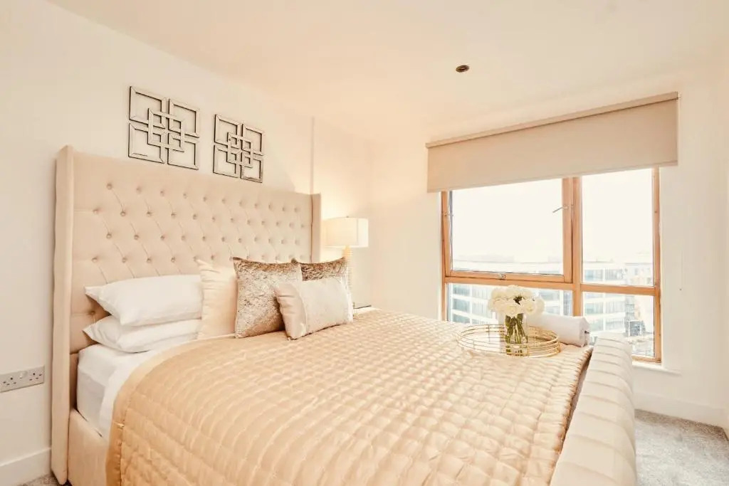 Deluxe City Apt, River Canal View& Free Parking!