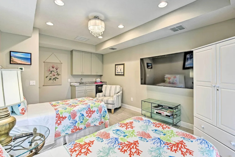 'chic on the Beach' Luxe Anna Maria Island Retreat
