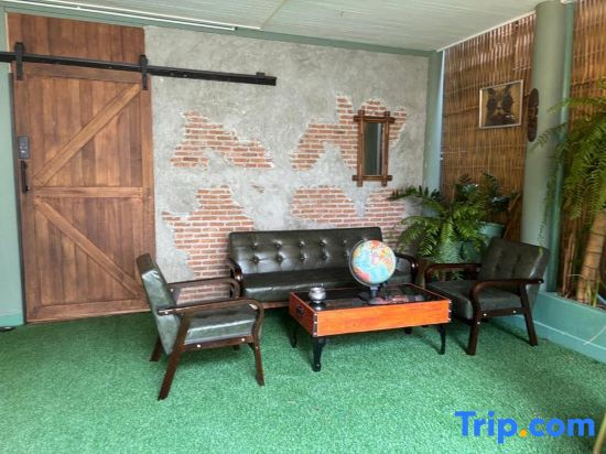 The Oasis on 8 Cozy Homestay & Café