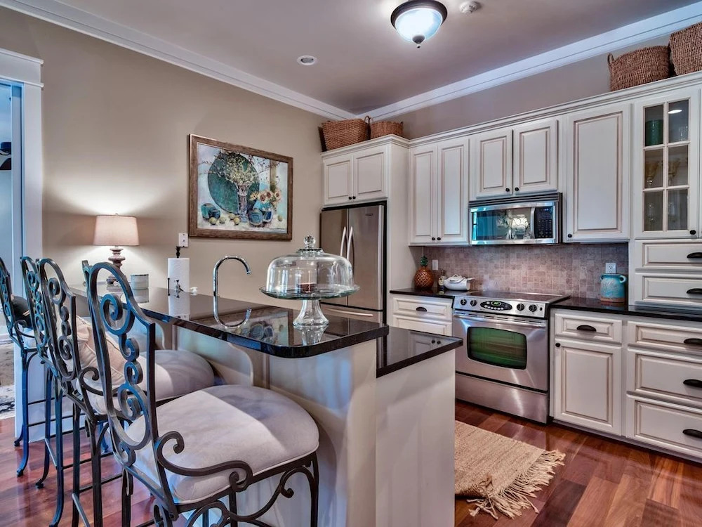 Large Private Pool & Short Walk to Beach! Outdoor Tv!!