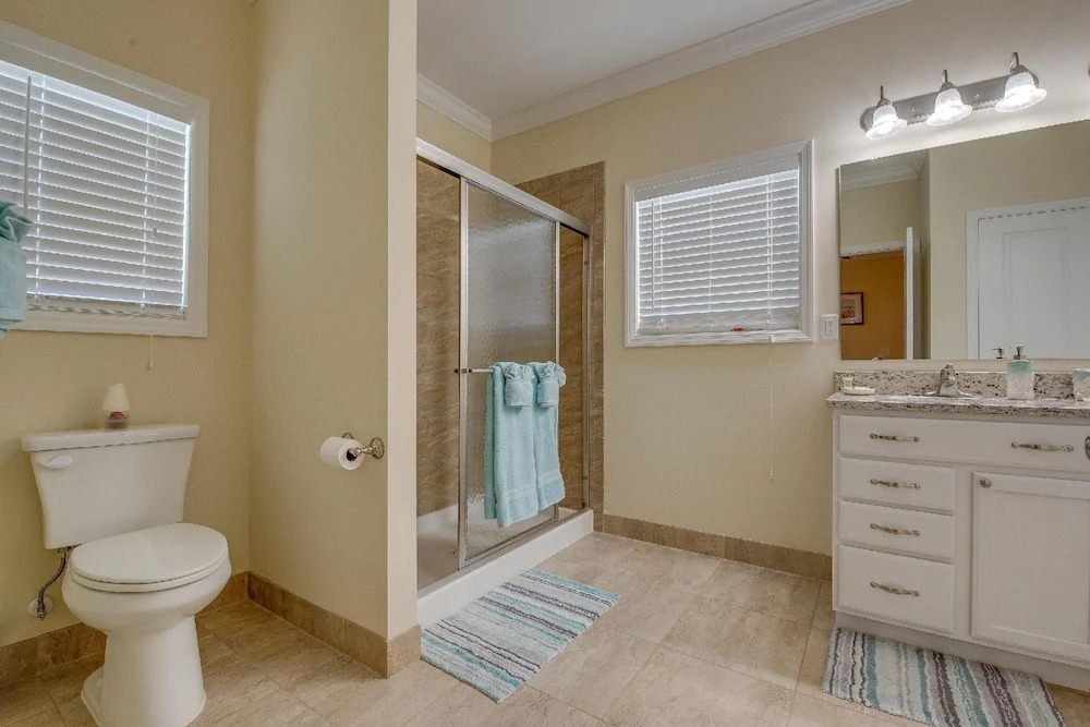 2 Beautiful 4 Bed 3 Bath Pool Home w Free Dock