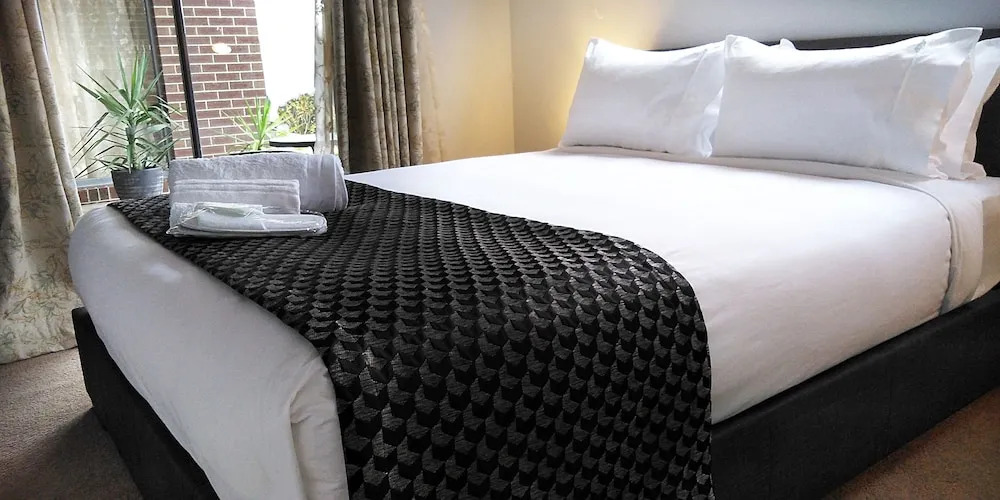 Lakeside Retreat & Business