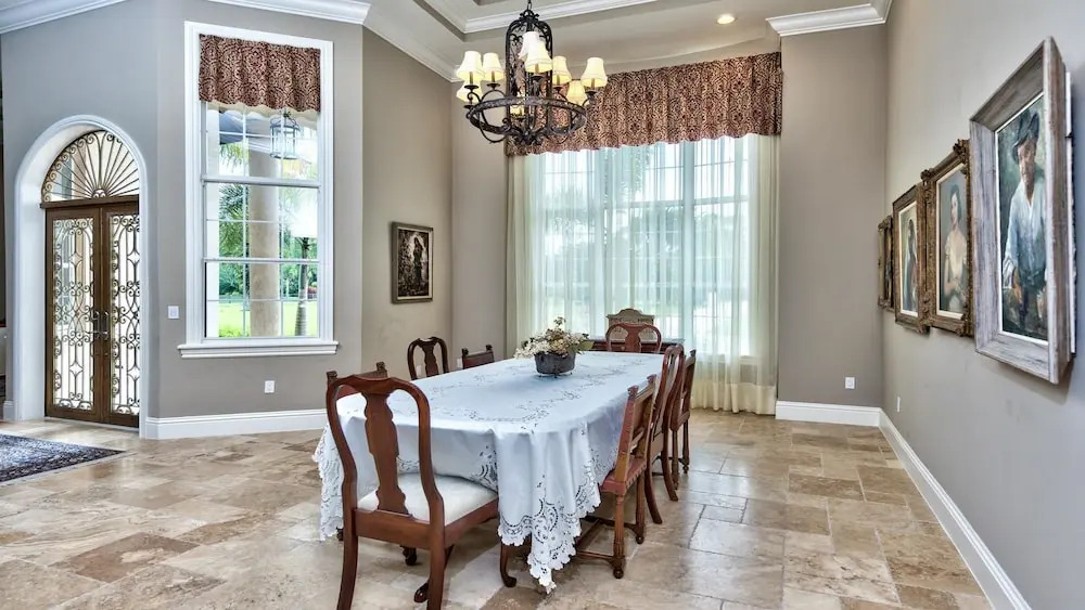 Comfy 3 bedroom with parking & close to everything