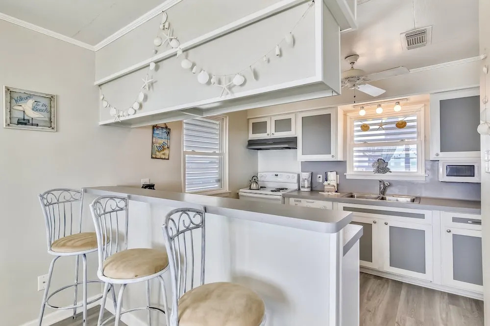 Betsy's Beachfront Cottage 3 Bedrooms 2 Bathrooms Home