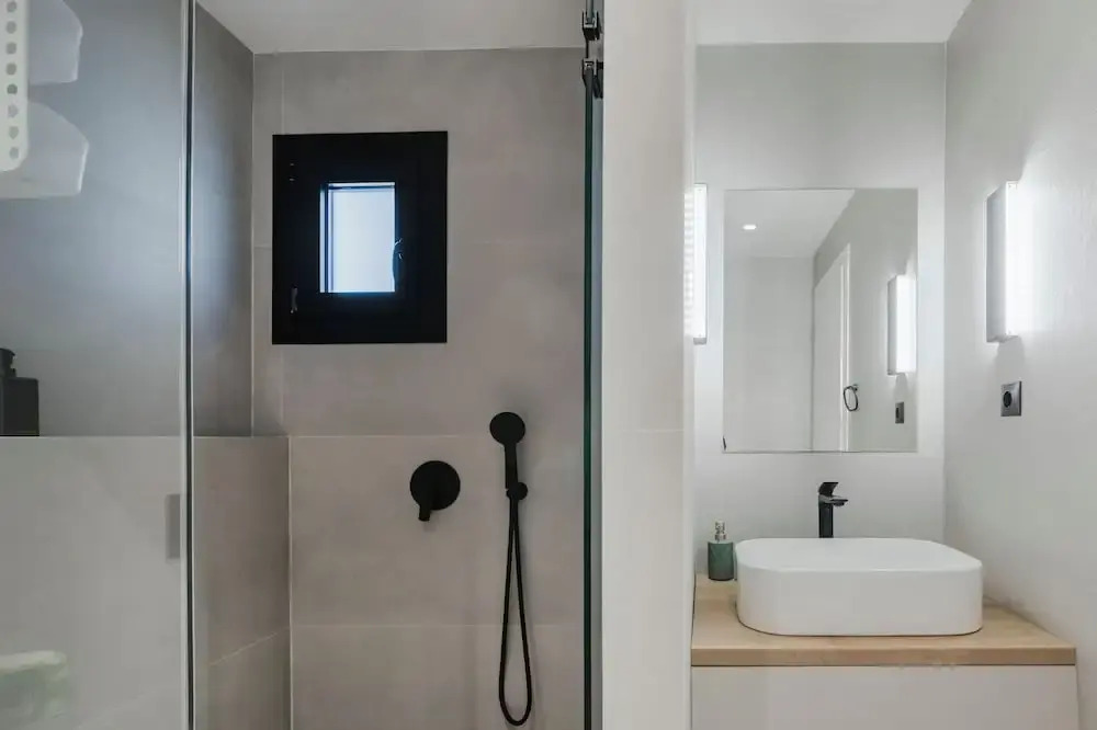 Bask - Chic 2 Bedroom Apt in Athens