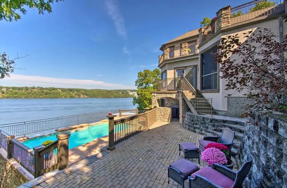 Lakeside Luxury With Breathtaking Views