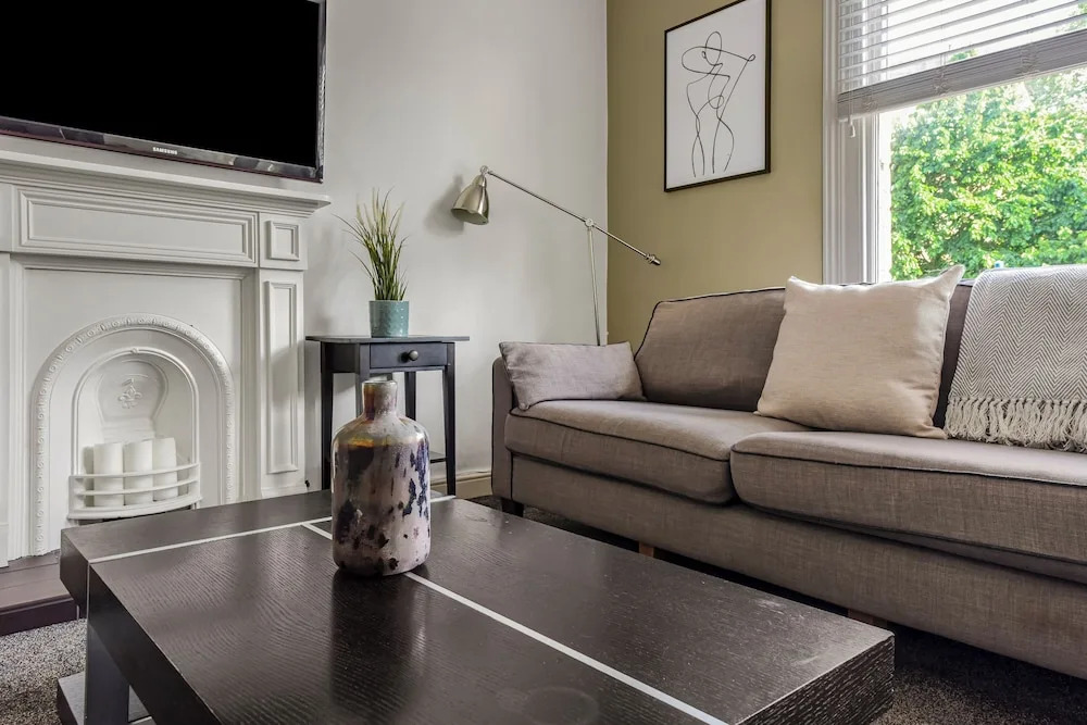 Spacious 2 Bed Flat Near High Street Kensington