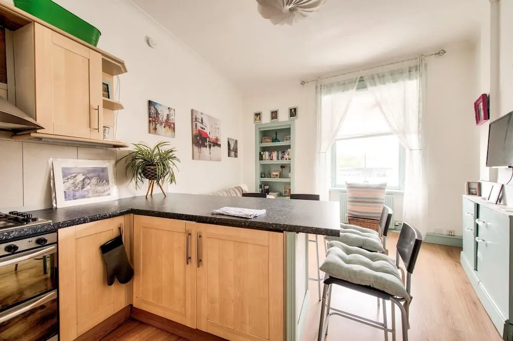 Cosy 2BR Home, 5 Minutes From Edinburgh Waverley!