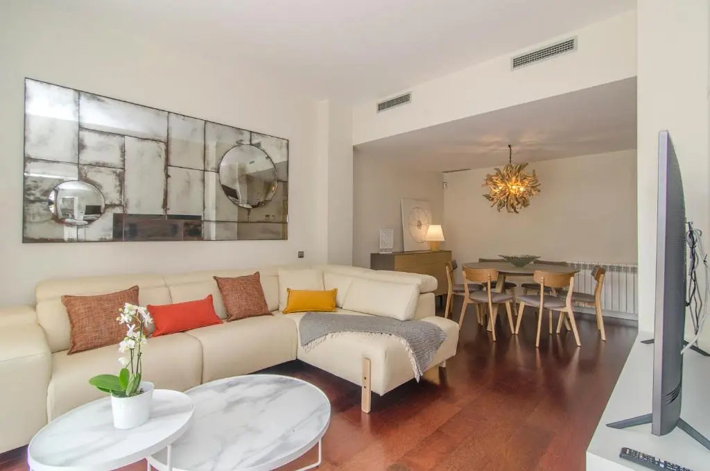 Sitges Spaces Garden Paradise 3 bedroom, 3 bathroom, huge PRIVATE garden-terrace, pool- sleeps up to 8
