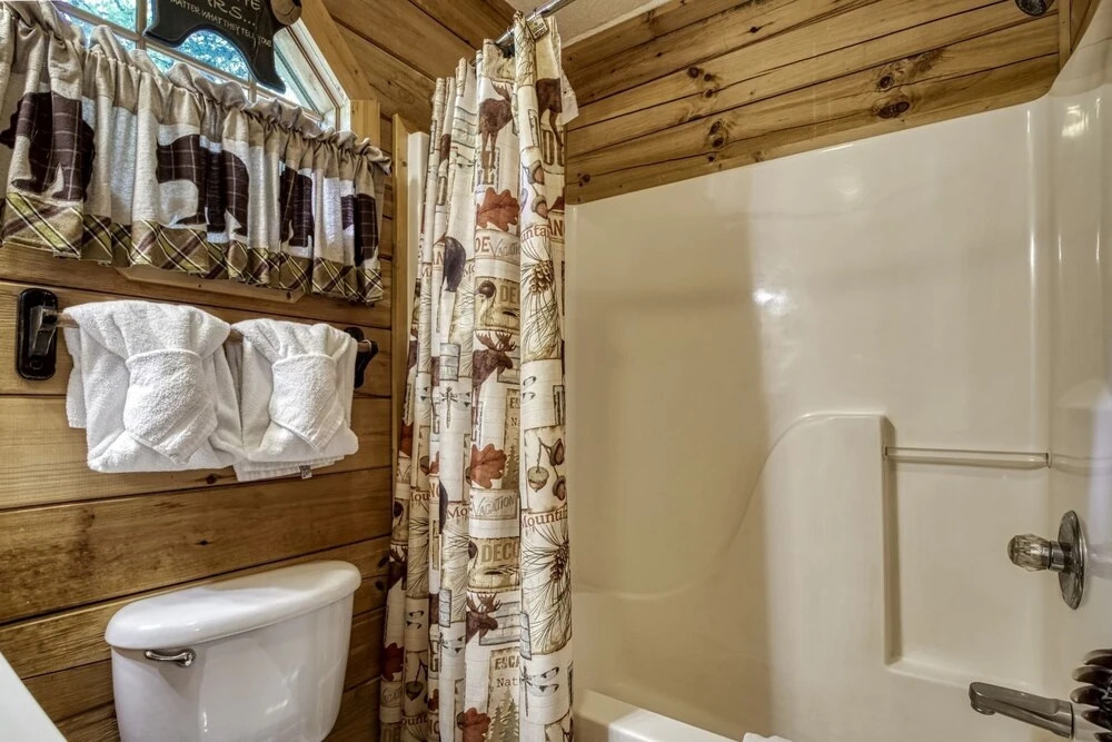 ER306- A Smoky Mountain Dream- Great location- Close to town cabin