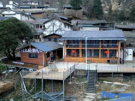 Hutiaoxia Village Upper-class Luxury Homestay
