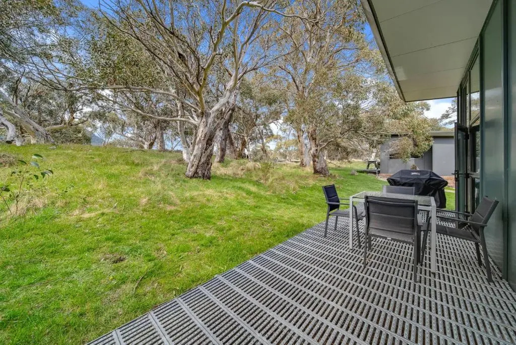 Ecocrackenback 9 'Sustainable, luxurious chalet close to the slopes.'