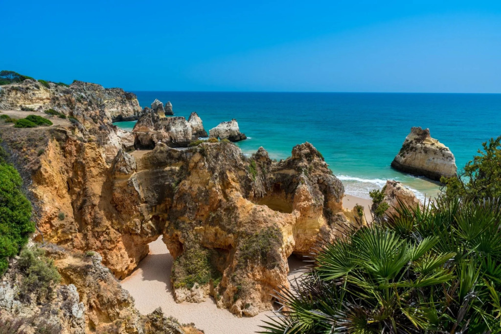 A15- Cliffside Beach Apartment by Dreamalgarve