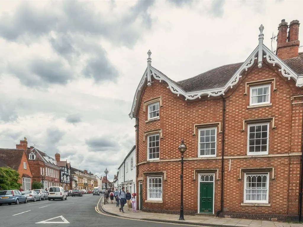 Town Centre Apartment Perfect Location with on-street parking