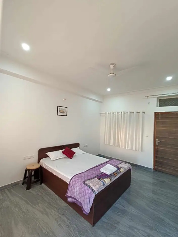 OYO HOME 84939 Choudhary White House