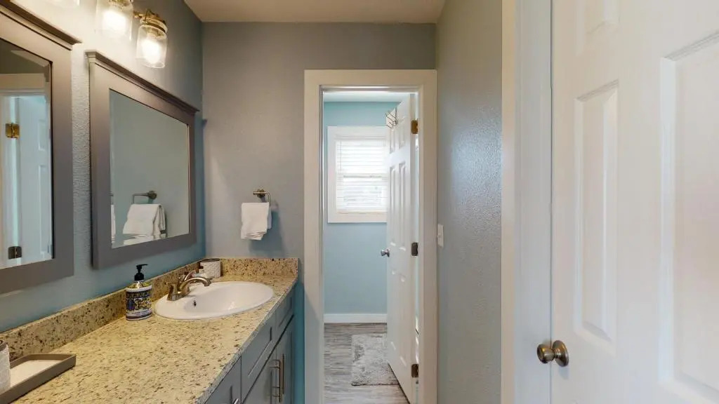 AH-G124 Remodeled First Floor Condo, Shared Pool & Hot Tub, Near Marina
