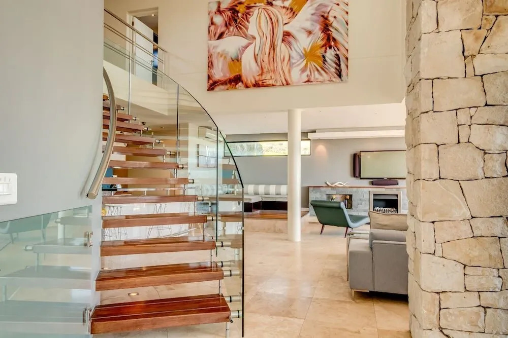 Lions' Crest