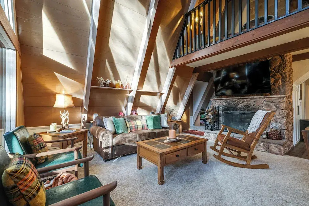 3 Mi to Calaveras Big Trees: Cabin w/ Fire Pit!
