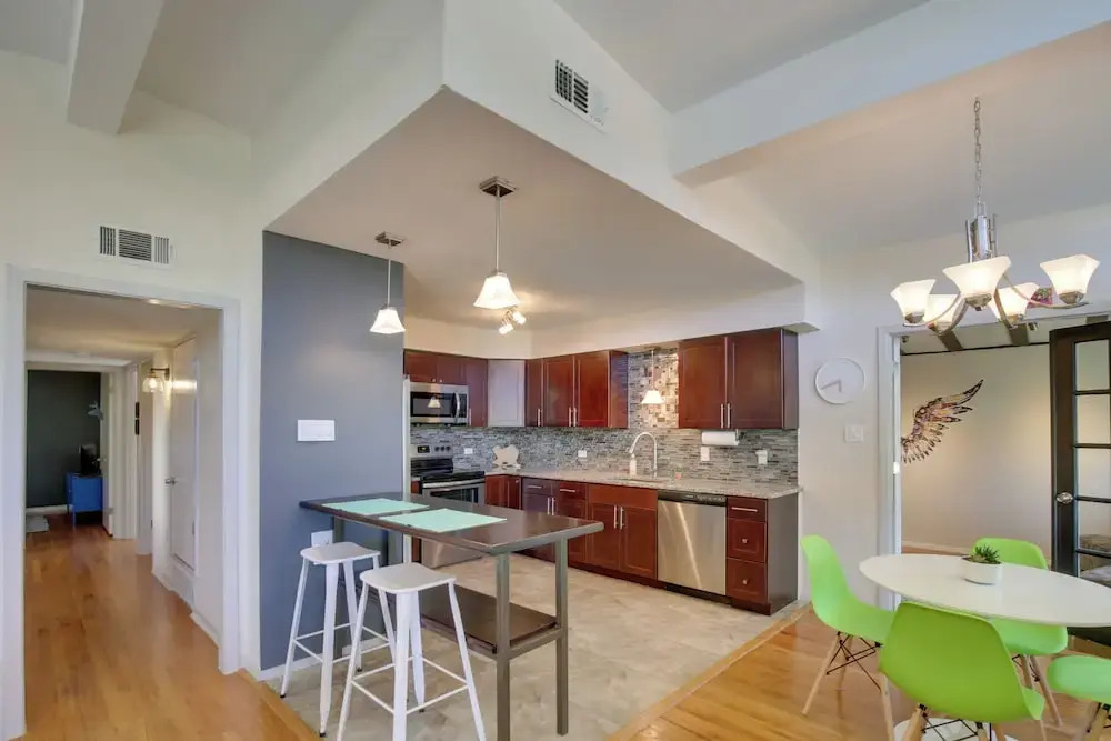 Bright & Modern Texas Getaway - 7 Mi to The Alamo!