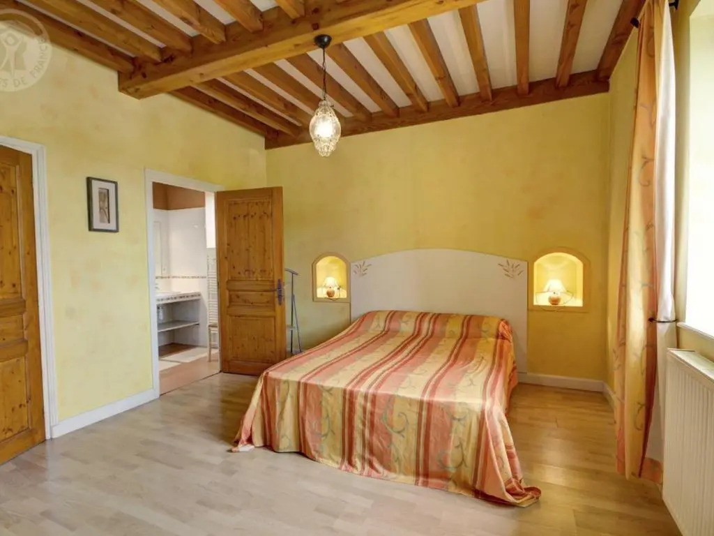 Maison spacieuse avec piscine chauffée, 4 chambres à Chalain-le-Comtal - FR-1-496-48