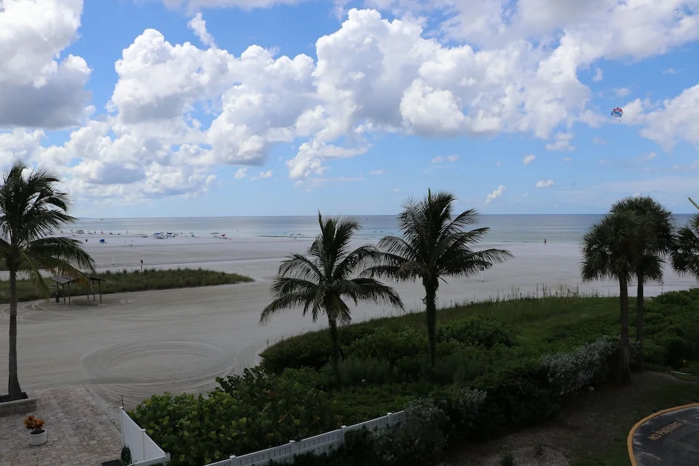 Jamaica Royale - 302 - 2 Br Condo