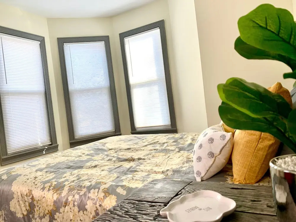 The Iron Scow - With Private Yard & Parking, Near Falls & Casino by Niagara Hospitality